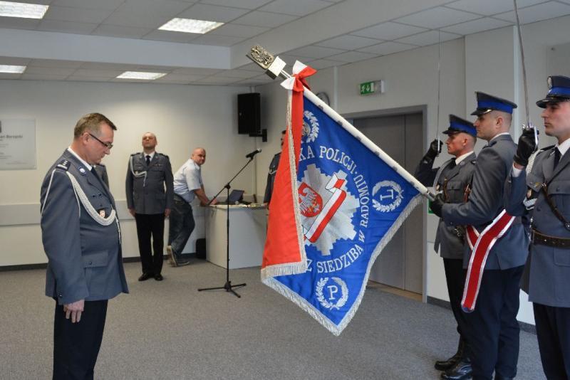 STRONA 4 Insp. Mirosław Jedynak pożegnał się z mundurem W Komendzie Wojewódzkiej Policji zs. w Radomiu odbyło się uroczyste pożegnanie inspektora Mirosława Jedynaka.