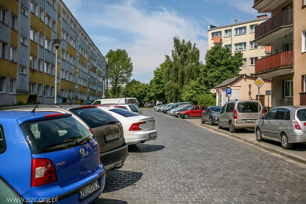 12. Teren całego osiedla, przestrzenie między blokami Przy blokach brakuje stojaków na rowery.