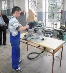 Absolwent będzie przygotowany do pracy polegającej na: wykonywania ręcznej i maszynowej obróbki drewna oraz tworzyw drzewnych; wykonywaniu wyrobów z drewna i materiałów drzewnych (mebli,
