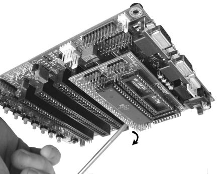 Moduł posiada również rezonator kwarcowy khz używany w implementacji zegara czasu rzeczywistego przy użyciu wewnętrznych Timerów mikrokontrolerów, oscylator przyłączany jest do wyprowadzeń