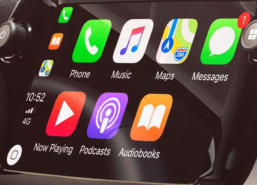 Dzięki wyświetlaniu Twoich ulubionych aplikacji mobilnych na 7" ekranie dotykowym AYGO oraz wykorzystaniu funkcji sterowania głosowego Siri bez przeszkód otrzymasz wskazówki dotyczące