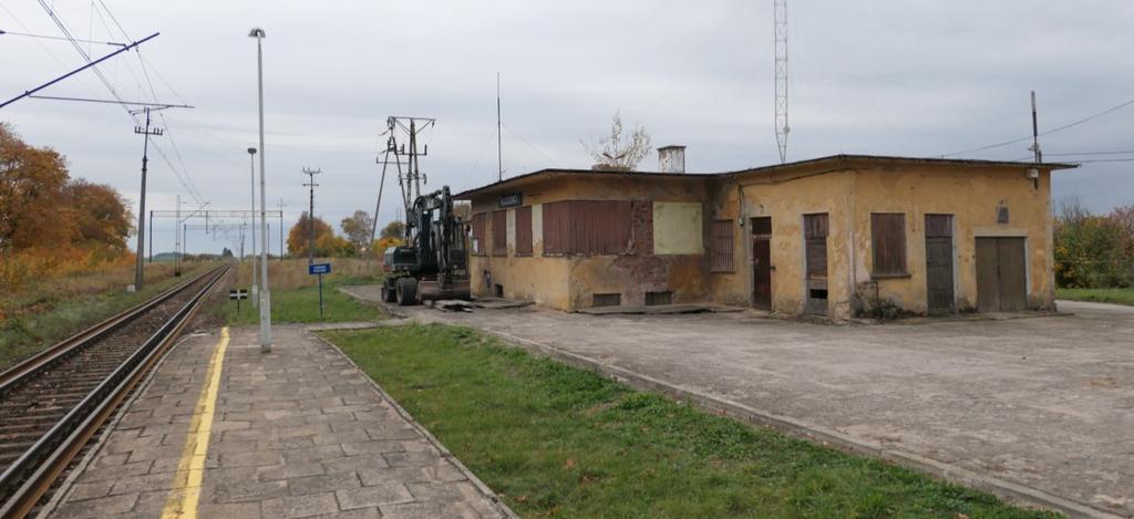 Fot.13 Przystanek osobowy Kozłowo (Maciej Dercz) Na terenie gminy znajdują się 4 przejazdy kolejowe kategorii D, niewyposażone w systemy i urządzenia zabezpieczenia ruchu. Fot.