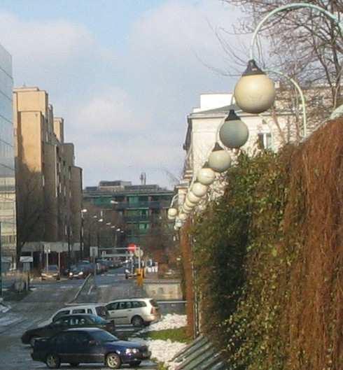 PO WZNIESIENIU OBOK NOWOCZESNEGO GMACHU UŻYTECZNOŚCI PUBLICZNEJ ZOSTAŁA ZAGOSPODAROWANA JAKO PARKING.