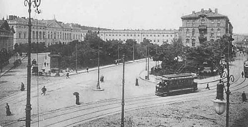 PLAC KRASIŃSKICH DO ROKU 1938 BYŁ NIEPRZEJEZDNY. NA ŚRODKU URZĄDZONY BYŁ SKWER. WSCHODNIĄ STRONĘ PLACU STANOWIŁA ZABUDOWA NAJPIERW TEATRU NARODOWEGO A POTEM CIĄGU KAMIENIC.