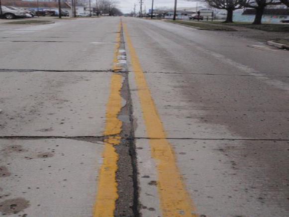 Uszkodzenia szczelin dylatacyjnych Uszkodzenia nawierzchni betonowych w stanie Indiana, USA (strefa klimatu kontynentalnego mroźne zimy, dość gorące lata) Możliwe przyczyny: błędy selekcji składników