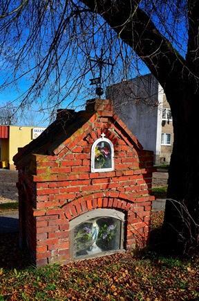 Budynek jest murowany z czerwonej cegły, typowy dla podobnej zabudowy.