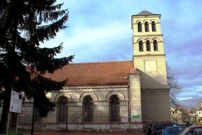 Kościół ewangelicki - obecnie Centrum Kulturalno - Biblioteczne "Kościół utrzymany w stylu neoromańskim, wzniesiony został w latach 1830 1834 dla potrzeb diaspory ewangelickiej, korzystali z niego