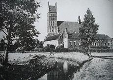 Historia "Kościół jest częścią gotyckiego zespołu kolegiackiego z lat 1357 1389. Biskup warmiński Herman około 1346 dokonał ostatecznego rozdziału dóbr biskupich i kapitulnych.
