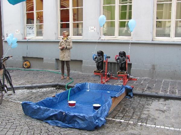 "Każdy może jak Manneken Pis", zabawa na ulicy Brugii, fot. N.