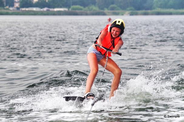 Specyfika wyjazdu Obóz windsurfingowy nad brzegiem Zatoki Puckiej to esencja wakacyjnej zabawy, sportu i surferskich klimatów Wyjazd skierowany do miłośników sportów wodnych Uczestnicy muszą być