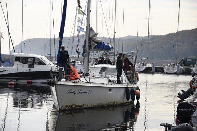 Lady Dana 44 po rejsie dookoła świata zacumowała w Gdyni Opłynęli glob, pokonali 40 tys. mil morskich i wysoko podnieśli poprzeczkę dla innych załóg. Jacht Lady Dana 44 wrócił do Polski.