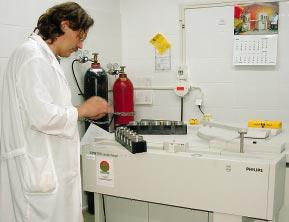 Laboratoria stosuj¹ aktualne wydania PN oraz metody w³asne opracowane na podstawie not aplikacyjnych i metod EPA.