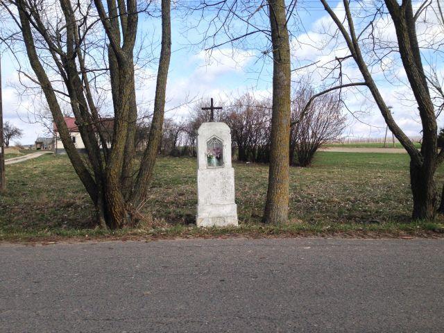STACJA X (13,8 km trasy) Pan Jezus z szat obnażony Figurka przy drodze po lewej
