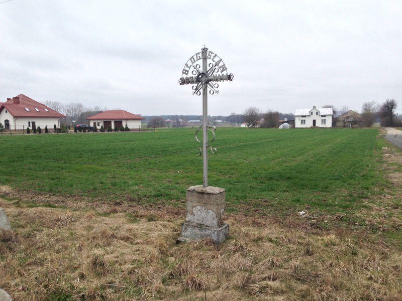 STACJA II (3,5 km trasy) Jezus przyjmuje krzyż na swoje ramiona Krzyż po prawej stronie, przy