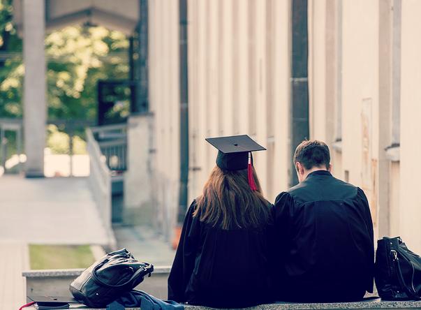 SYTUACJA ZAWODOWA ABSOLWENTÓW rok od ukończenia studiów Status zawodowy absolwentów jest podstawowym wyznacznikiem aktywności zawodowej.