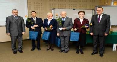 Podczas uroczystości Rektor wręczył byłym dyrektorom i najstarszym pracownikom Biblioteki Złote (4), Srebrne (6) i Brązowe (6) Laury Uniwersytetu Warmińsko-Mazurskiego za zasługi dla rozwoju