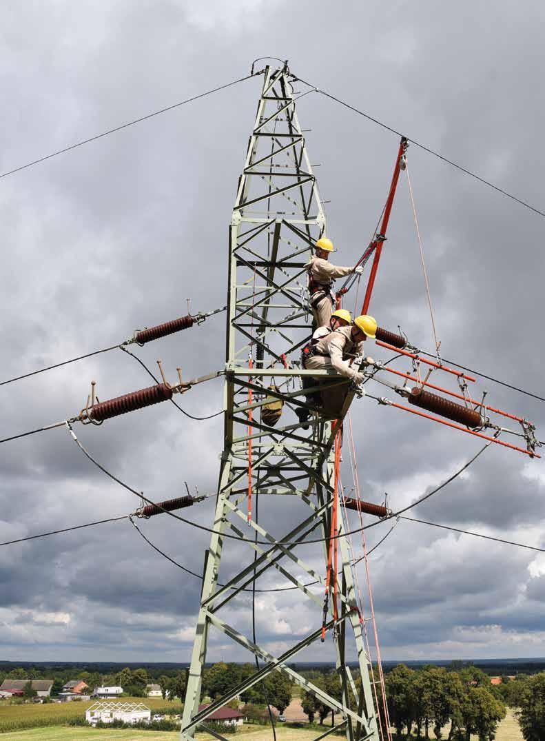 PRZESYŁ I W LICZBACH ENERGA-, PRACE POD NAPIĘCIEM NA LINII 110 KV Rok 2018 w liczbach KRAJOWY SYSTEM ELEKTROENERGETYCZNY JEST ZBIOREM POWIĄZANYCH ZE SOBĄ ELEMENTÓW SŁUŻĄCYCH DO WYTWARZANIA,