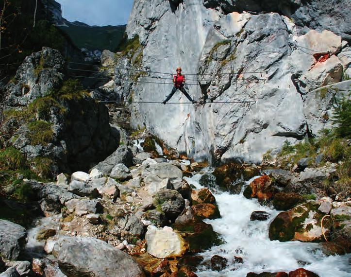 Dachstein 169 trawersem do zakrętu trasy na skalnej krawędzi, po czym wspinamy się dłuższą, gładką ścianą na tarcie (C).