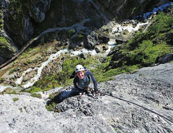 Dachstein 171 Podejście do ferraty Rosina-Klettersteig: Od miejsca, gdzie zaczyna się ferrata Hias (patrz powyżej) idziemy dalej w górę wąwozu przez następny próg, do oznaczającej początek ferraty