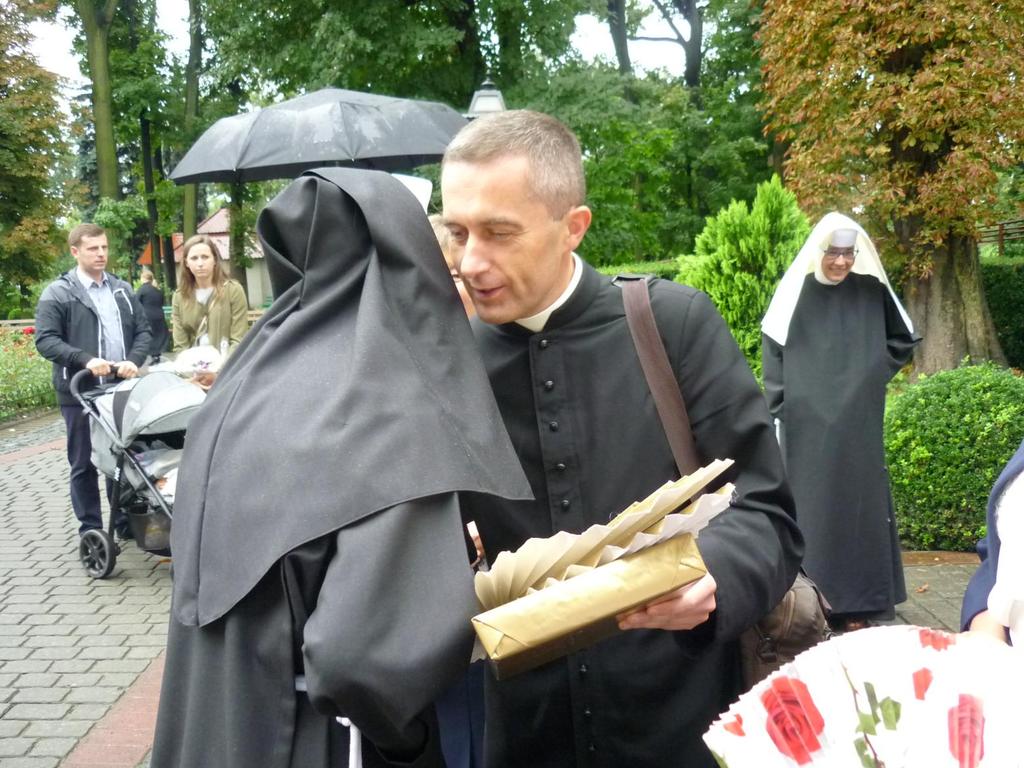 Ks. Dariusz Karoń składa s.