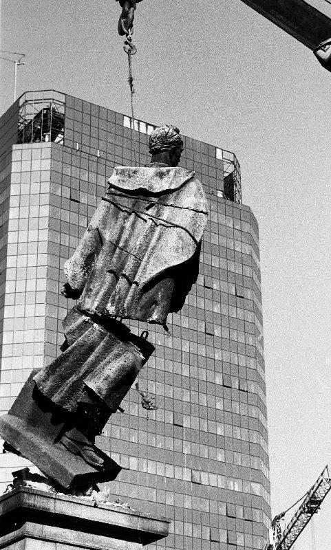 Niedenthal/FORUM) Demontaż pomnika Feliksa Dzierżyńskiego, Warszawa, 17 września 1989 (Jarosław