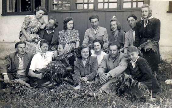 W drugim rzędzie pierwszy z prawej siedzi Wielisław Kalinowski. Zdjęcie ze zbiorów Lucyny Zawalskiej. Opis zdjęcia Zofia Żukowska. Zdjęcie 17 Rok 1949 (około).