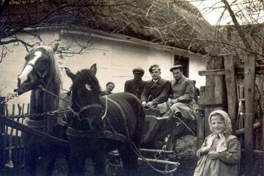 Opis zdjęcia Tadeusz Halicki. Zdjęcie 3 Rok 1949. Brama wjazdowa na posesję rodziny Kątków (w sąsiedztwie cmentarza).