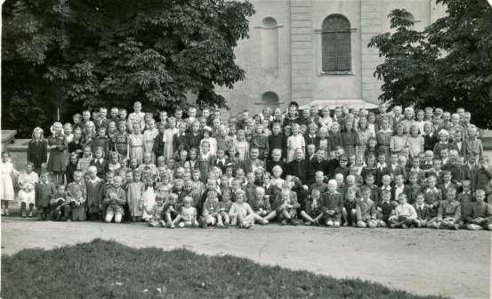 6 Zdjęcie 8 Rok 1949, 13 lipca. Zakończenie kursu katechetycznego. Dzieci w wieku 8-14 lat.