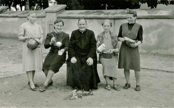 7 Zdjęcie 10 Rok 1949, 13 lipca. Kucharki na kursie katechetycznym z proboszczem parafii Grabowiec ks. Edwardem Doleckim.