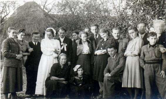 8 Zdjęcie 12 Rok 1949. Gdeszyn. Ślub Antoniego Kalinowskiego z Czesławą Madej.
