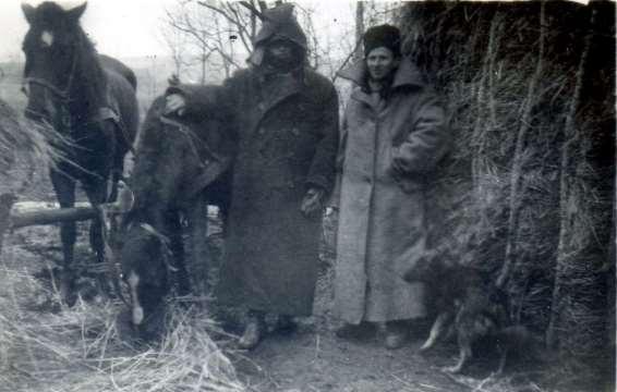 9 Zdjęcie 14 Rok 1949 (około). Przed podróżą w chłodny jesienny dzień. Z lewej Wielisław Kalinowski.