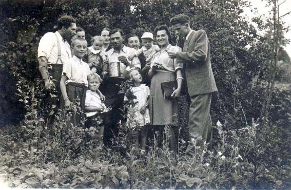 Opis zdjęcia Tadeusz Halicki. Zdjęcie 15 Rok 1949. Grabowiec. W ogrodzie Kalinowskich.