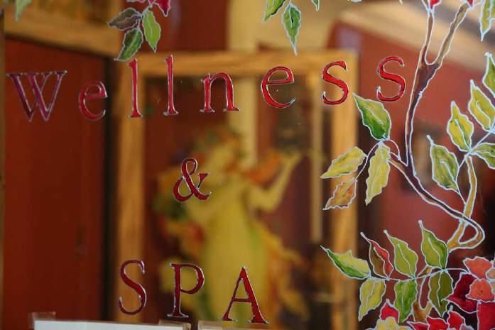 STREFA WELLNESS & SPA Wykwalifikowany personel czuwa nad zadowoleniem naszych gości, a liczba zabiegów i masaży dostępnych dla Naszych gości liczy ponad 70 pozycji Strefa Wellness & SPA, to część