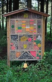 8. Hotelik dla pszczół Takie konstrukcje hotelowe potrzebne są dla dzikich zapylaczy, ponieważ coraz częściej ich