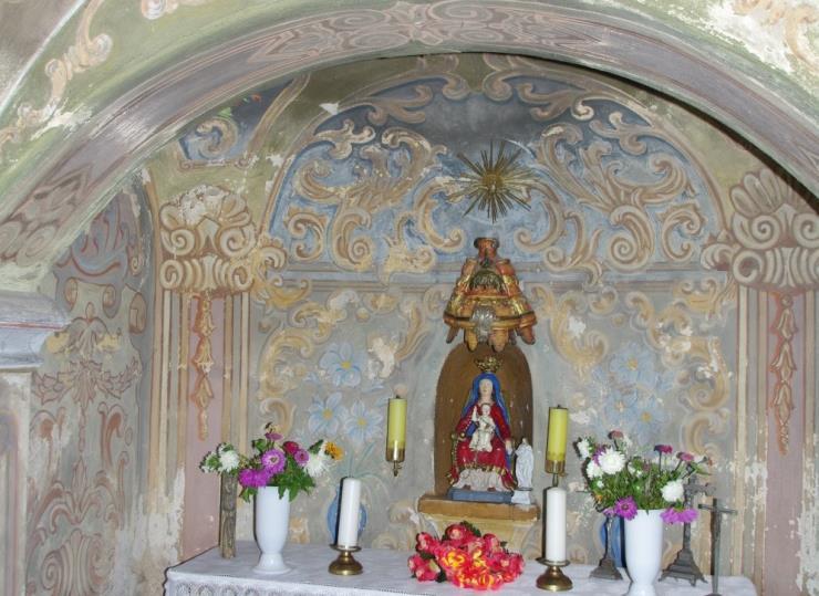 świętego doby baroku, umieszczonego między innymi w kapliczkach w Głogówku, Kazimierzu, Mochowie, Starych Kotkowicach, Twardawie i Wierzchu. Mniej liczne są przedstawienia innych postaci świętych.