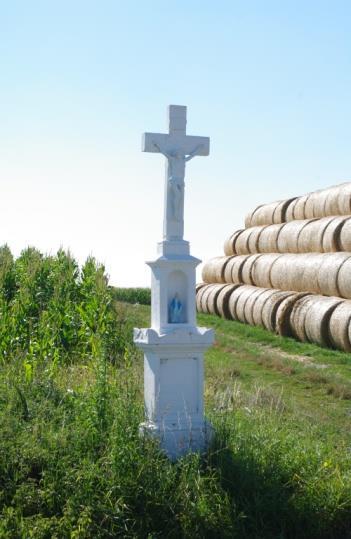 druga, malowniczo jest wkomponowana w krajobraz Mochowa. Krzyż w miejscowości Głogowiec Krzyż we wsi Wierzch. Krzyż we wsi Kazimierz.