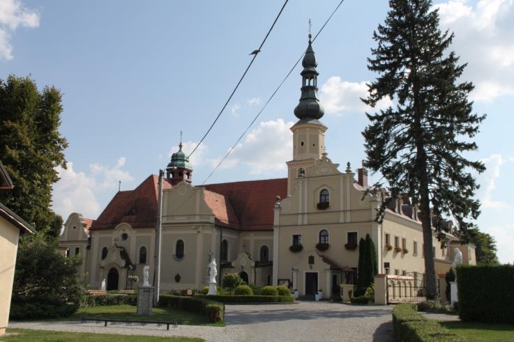 Kazimierzu, kościół w Kierpniu, w Racławicach Śląskich oraz jedyny drewniany zabytek w gminie kościół w