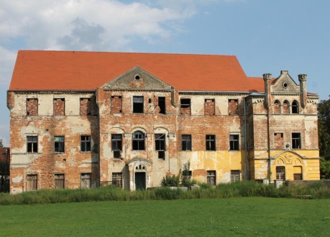 Kazimierz, pałac, po pracach zabezpieczających dach. Kazimierz, zespół dworski- stajnie, stodoły ze spichlerzem, stan awaryjny.