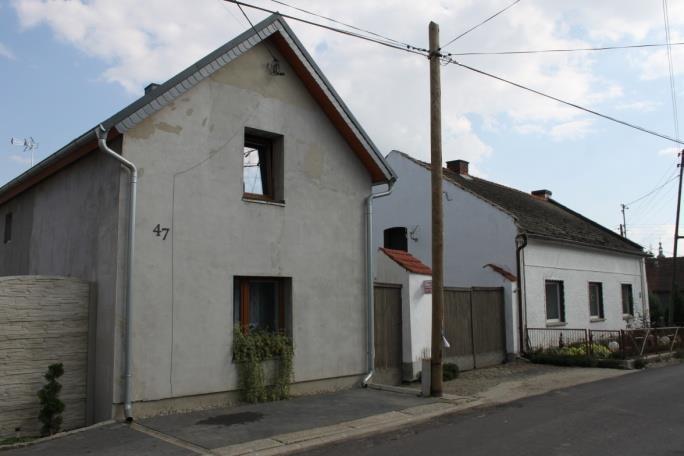 mieszkalny i wycużny, tego typu rozwiązania reliktowo przetrwały we wsi Kazimierz, np. zagroda nr 45-47. Kazimierz, zagroda nr 45-47 stan z 1967 r. Fot.