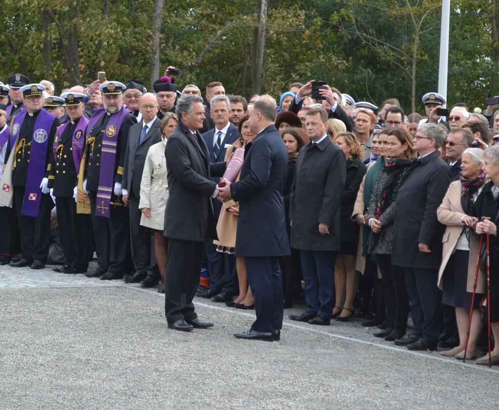 Uroczysty pochówek w Kwaterze Pamięci na Cmentarzu Marynarki Wojennej zakończyły salwa honorowa Kompanii Honorowej, salwa armatnia na niszczycielu