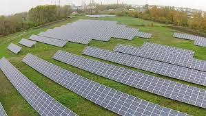 Farmy fotowoltaiczne Zalety Wady Korzystanie z energii Słońca Redukcja emisji CO 2 Stosunkowo niewielka
