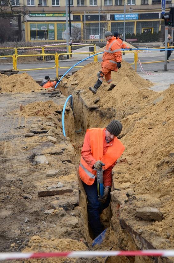 INNOWACJE W INFRASTRUKTURZE REALIZOWALIŚMY PROGRAM E-ZABRZE W RAMACH PROJEKTU POWSTAWAŁA SZEROKOPASMOWA SIEĆ ŚWIATŁOWODOWA.