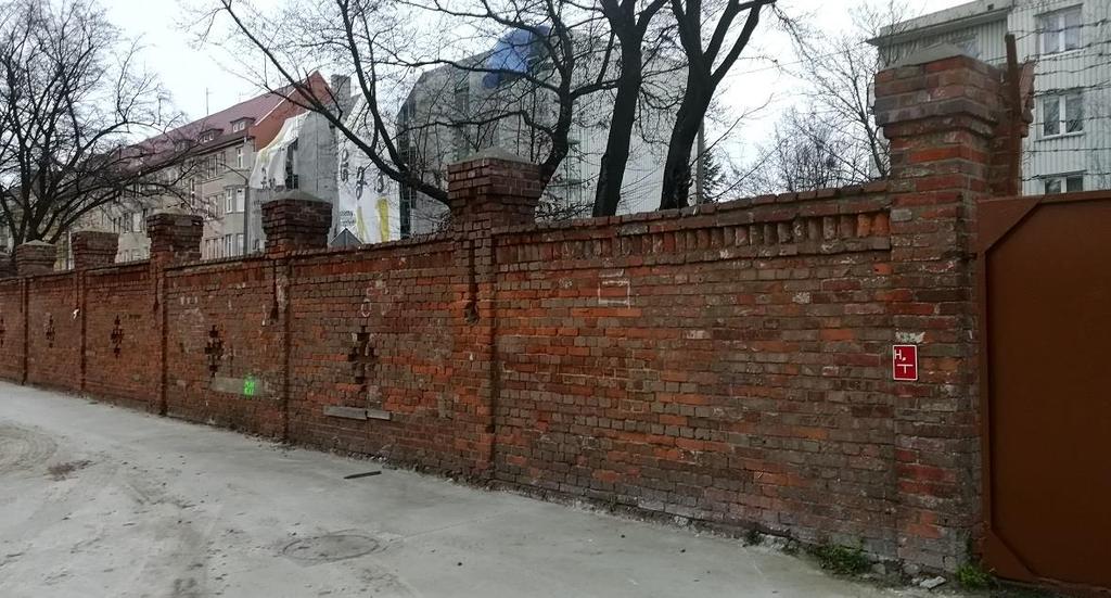 Fragmenty ogrodzenia przy ul. Gajowickiej na odcinku od ul.