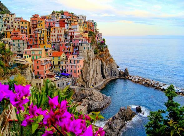 Dzień 2 Śniadanie w hotelu. Wyjazd z hotelu na do Cinque Terre pięciu wiosek przepięknie położonych na urwistym klifie, do których kiedyś prowadziła jedynie droga morska, wpisanych na listę UNESCO.