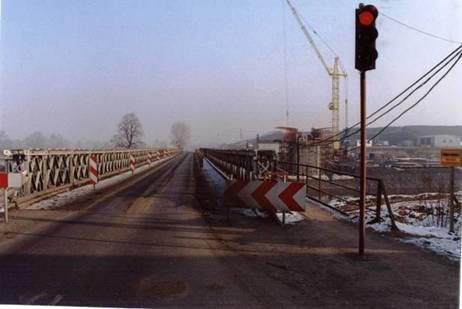 budowy pojazdami drogowymi. Rys. 13. Konstrukcja MS-54 wykorzystana do budowy mostu na Odrze (dł. 140 m) w ciągu drogi krajowej nr 936 w Krzyżanowicach, po powodzi w 1997 r.