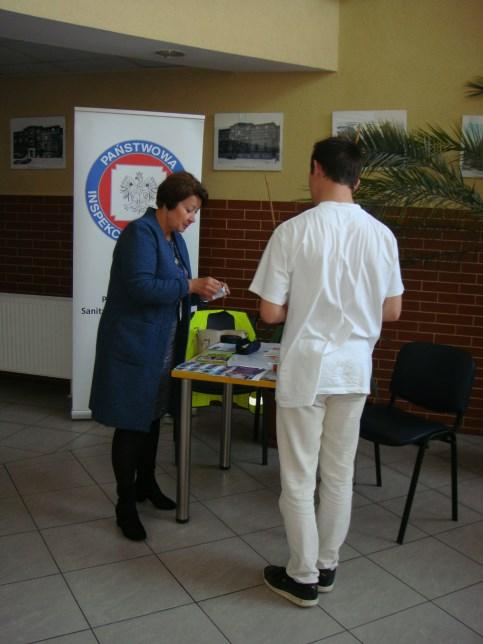 historyjki edukacyjnej zapoznały się z chorobą AIDS, a także z tym jak się zachować, aby uniknąć zakażenia.