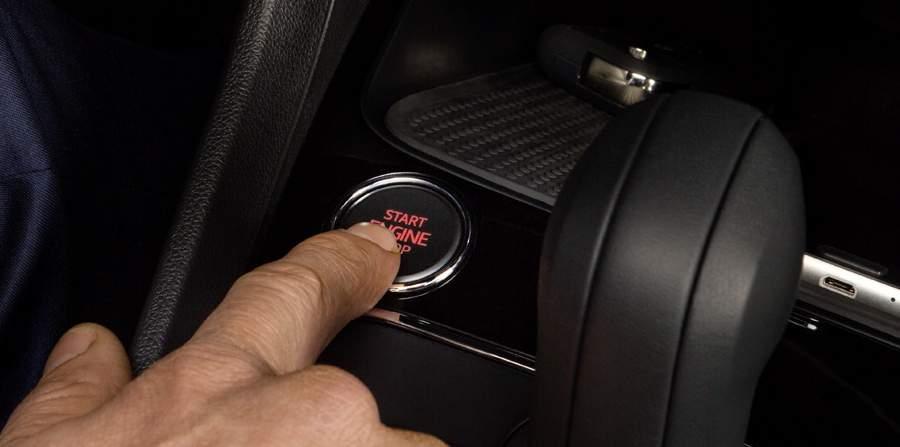 pasażera z systemem WOKS Wirtualny kokpit Dwustrefowa klimatyzacja automatyczna Climatronic kolizji (Multi Collision Brake) System kontroli ciśnienia powietrza w oponach Automatyczny hamulec
