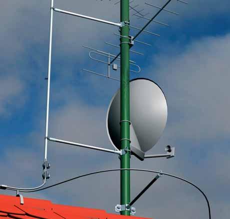 105 cyjnym w taki sposûb, w jaki zosta o to pokazane na rysunku 1. Waøne jest takie wykonanie instalacji, aby kπt ochronny zwodu pionowego efektywnie os ania wierzcho ek masztu antenowego.