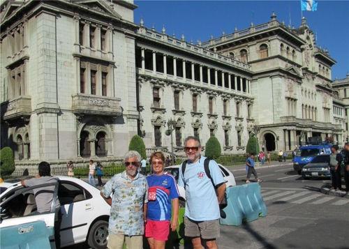 Pamiątkowe zdjęcie naszej trójki przed budynkiem rządowym na centralnym placu stolicy Gwatemali. Po zwiedzaniu miasta, zdążyliśmy na popołudniowy autobus do Rio Dulce.