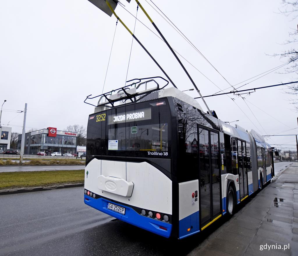 zastąpienia niektórych spalinowych autobusów. Warto dodać, że przełączenie z szelek na baterie będzie możliwe za pomocą kilku przycisków, bez wysiadania z kabiny.